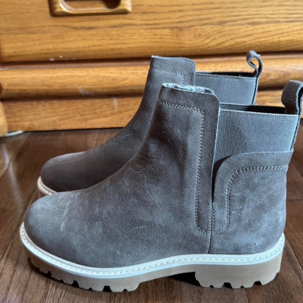 Journey signature Chelsea boots in Taupe